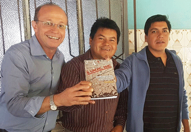 Villaverde autografa É Golpe, sim! para kaingang em Cacique Doble 