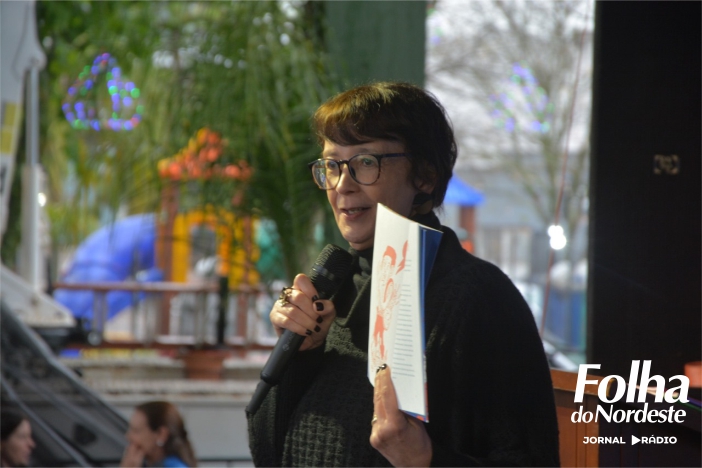 Januária Cristina Alves fala sobre leitura crítica e tradição oral na Feira do Livro de Lagoa Vermelha