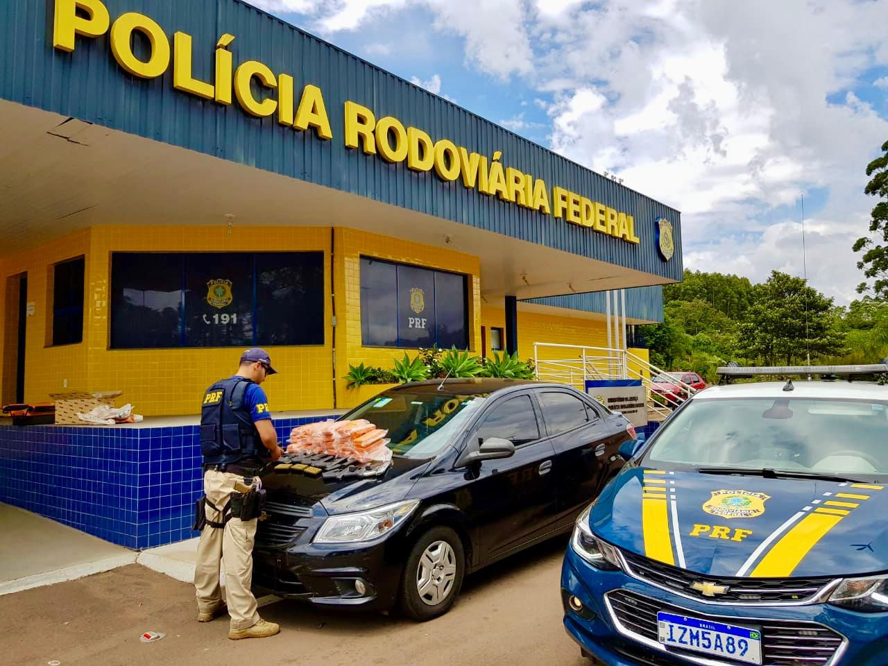 PRF apreende 8 pistolas e 20 quilos de crack no tanque de combustível de um carro