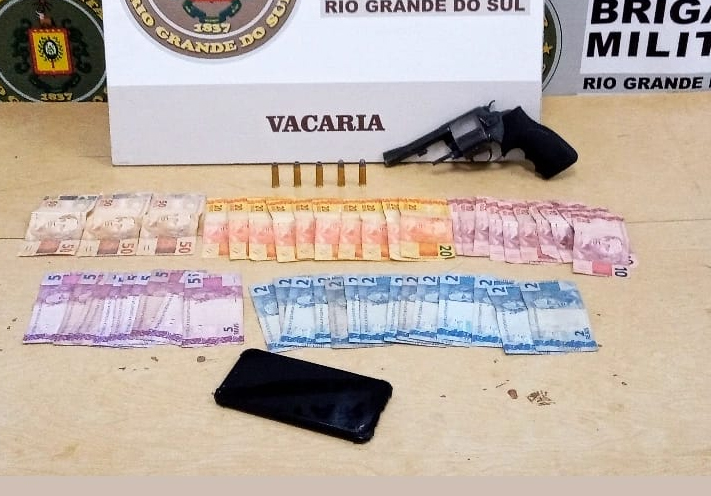 Região: Brigada Militar efetua prisão por porte ilegal de arma e corrupção de menores