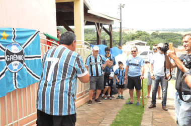 Gremistas hastearam bandeira tricolor no bairro Reserva da Lagoa