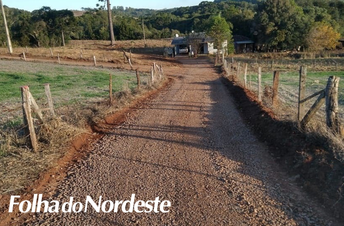 Administração de São José do Ouro avança com britagem no interior