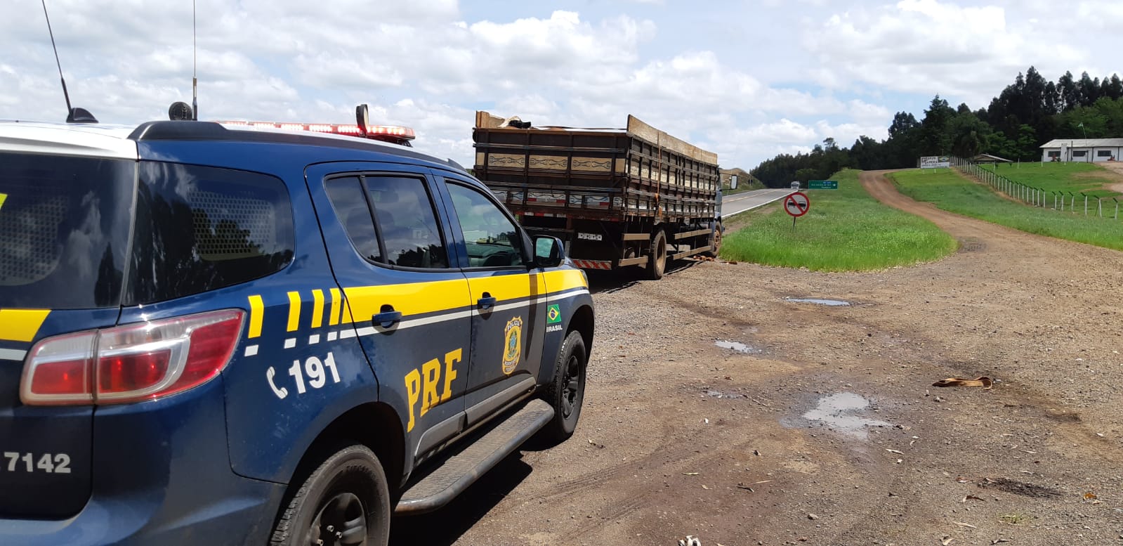 Caseiros: PRF recupera caminhão roubado utilizado em abigeato 