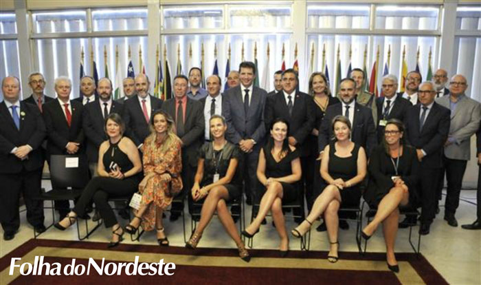 Presidente Ernani Polo dá posse aos integrantes da administração da AL para o período 2020/2021