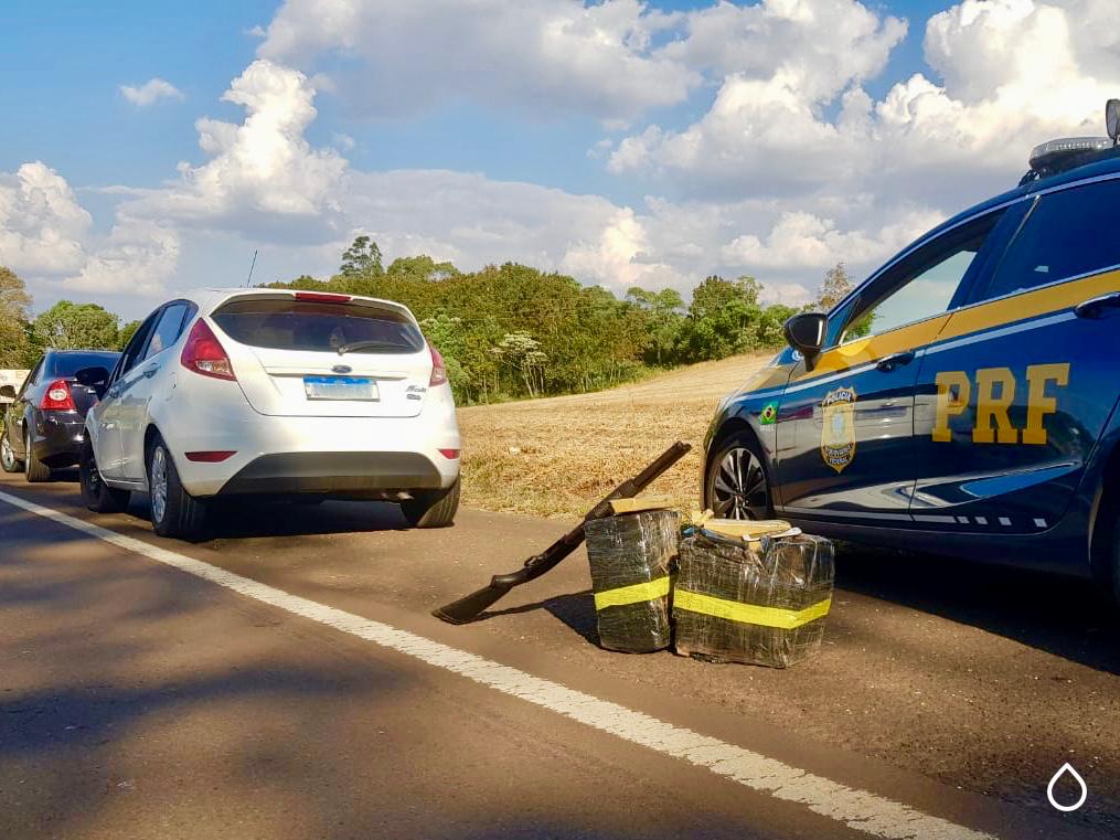 PRF prende quatro traficantes transportando mais de 40 quilos de maconha e uma espingarda