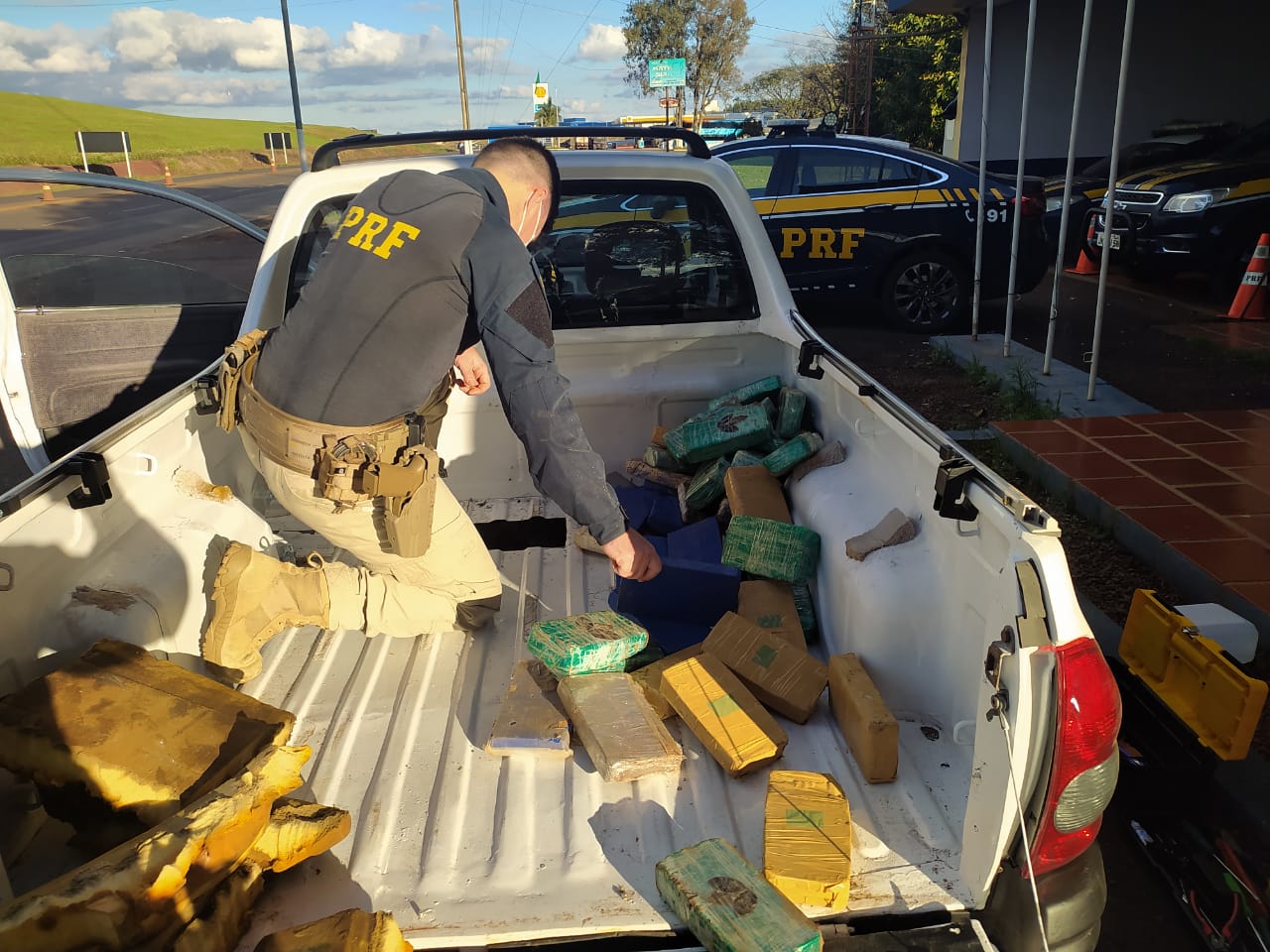 Polícia prende casal com 50 quilos de cocaína e pasta base escondidos na lataria de caminhonete