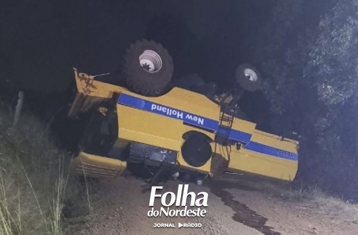 Colheitadeira tomba no interior de Lagoa Vermelha e operador fica ferido