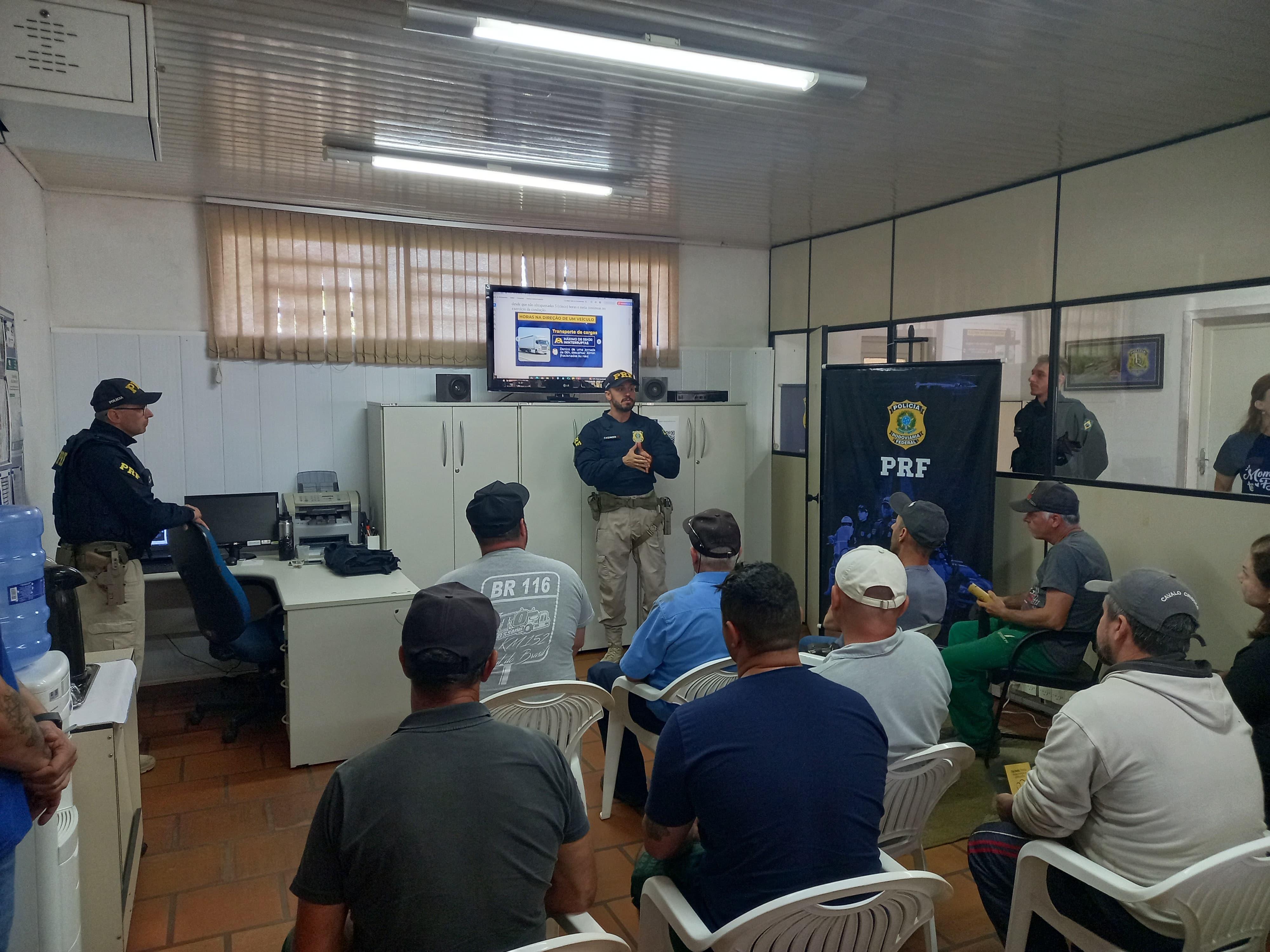 PRF realiza ação educativa de trânsito na BR-116 em Vacaria durante o Maio Amarelo