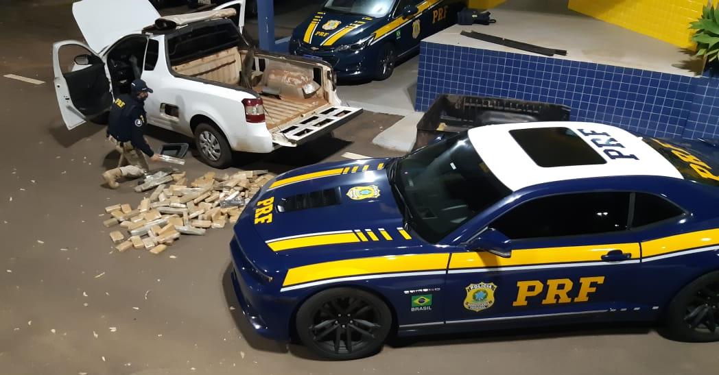 PRF prende traficante com 82 quilos de maconha escondidos na carroceria de uma caminhonete