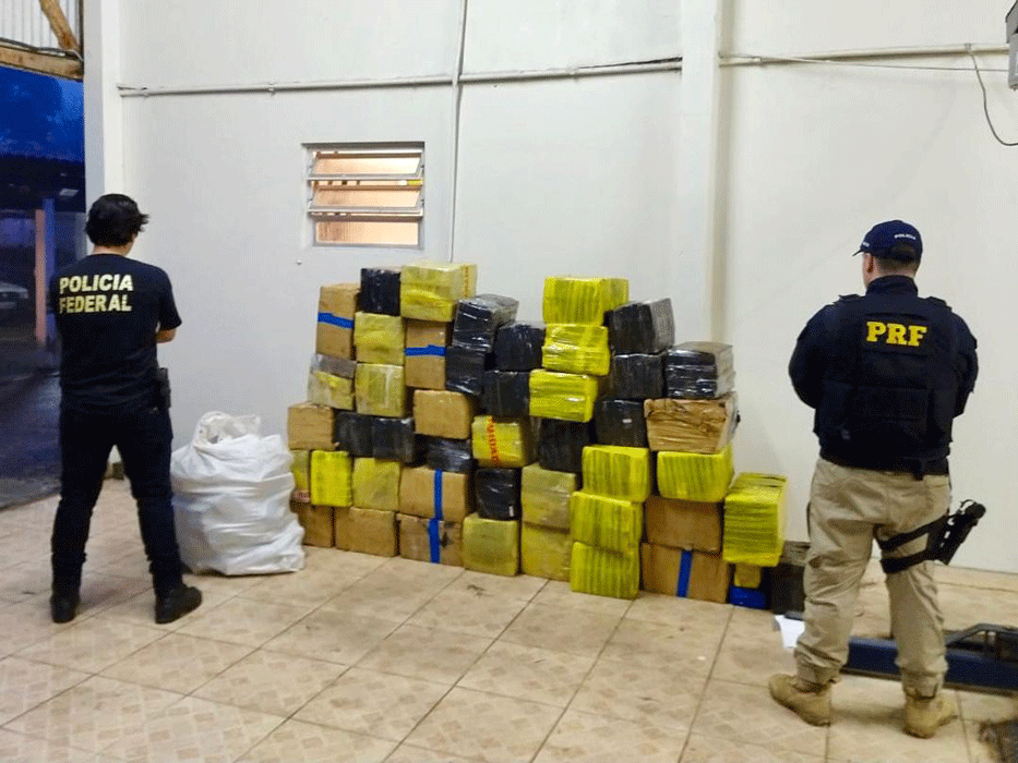 PRF E PF apreendem quase uma tonelada de maconha em caminhonete clonada em Lagoa Vermelha
