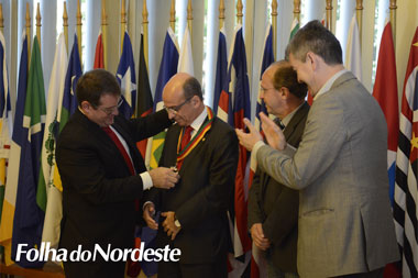 Ronaldo Santini agracia o desembargador José Aquino com a Medalha Mérito Farroupilha