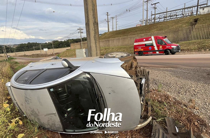 Mulher fica ferida após saída de pista e tombamento na ERS-463, em Tapejara