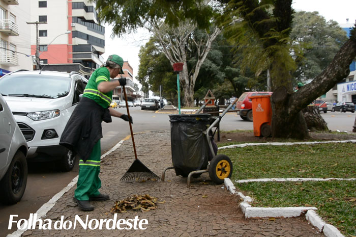Limpeza urbana ocorre no município