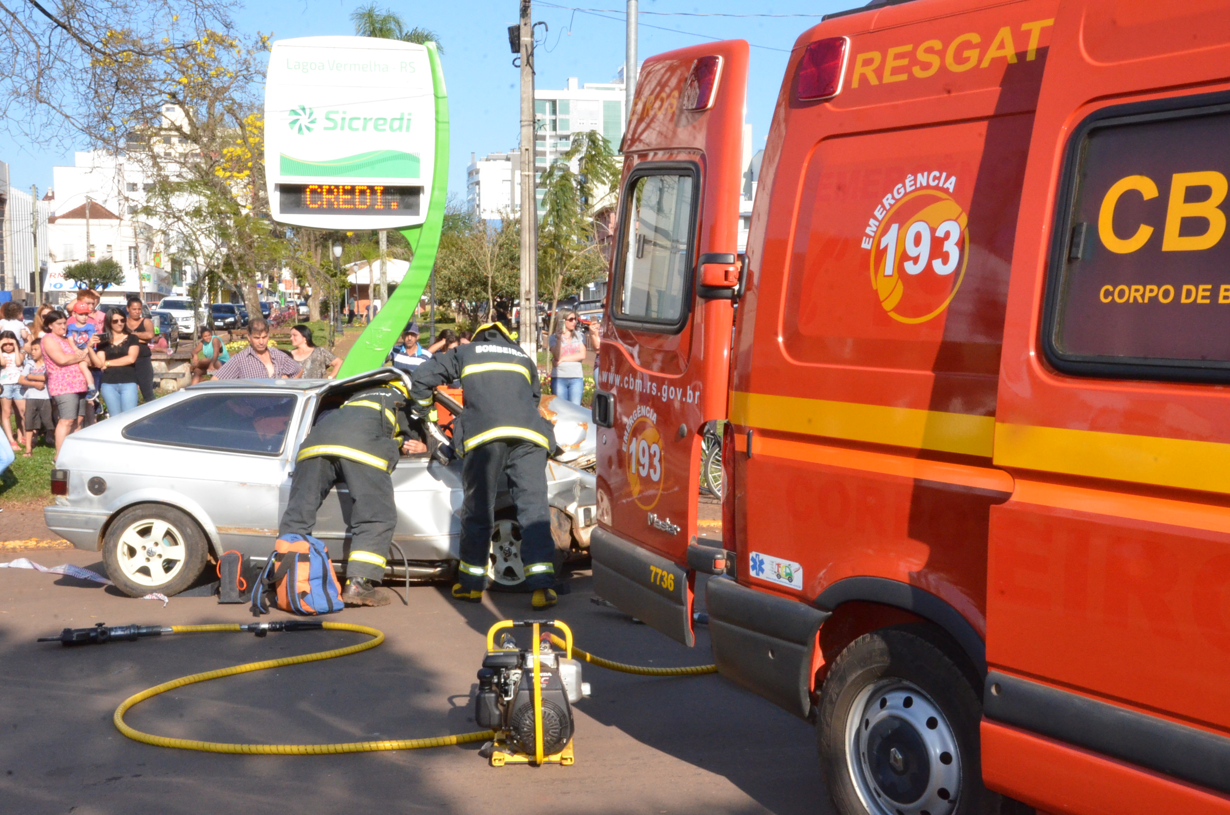 Semana do Trânsito encerra com simulação de acidente na avenida Afonso Pena
