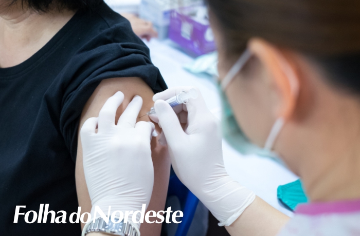 Pessoas acima de 60 anos começam a receber vacina bivalente nesta quarta-feira, dia 08