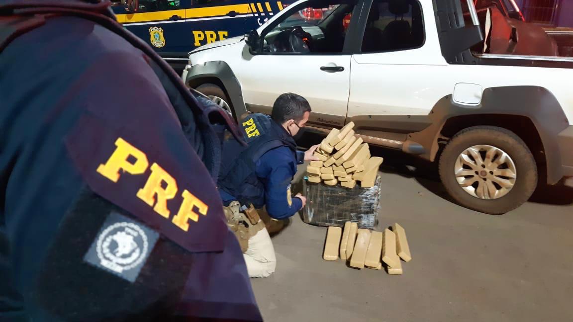 PRF apreende mais de 70 quilos de maconha e recupera veículo roubado em Passo Fundo