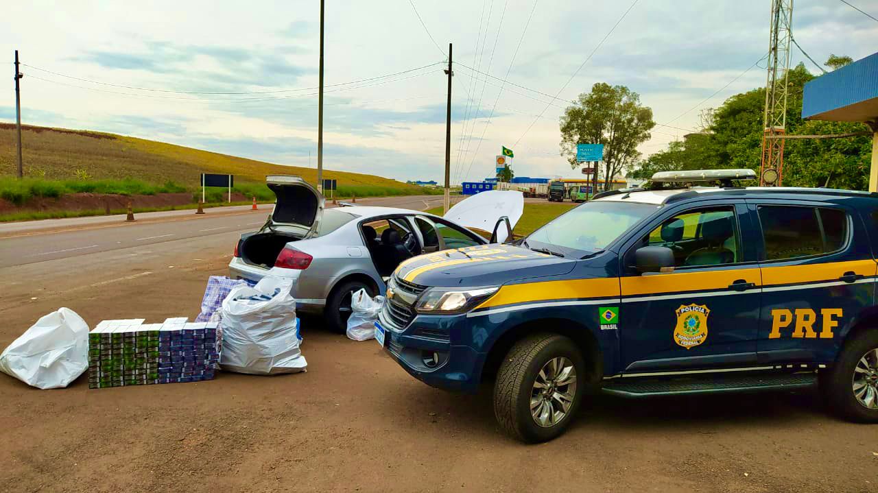 PRF prende casal num carro carregado com milhares de maços de cigarros paraguaios
