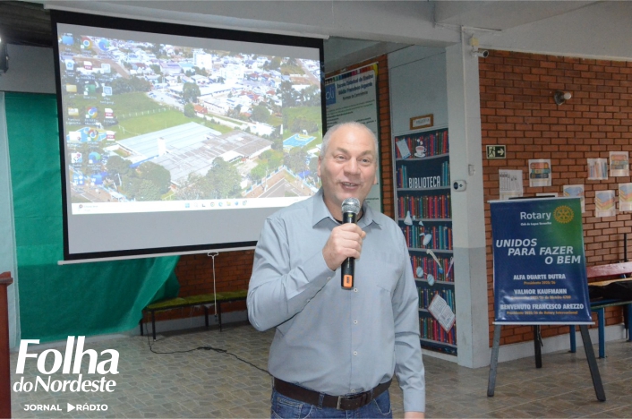Prefeito Eloir Morona reforça mensagem de civismo e escolhas de vida durante Hora Cívica no Polivalente