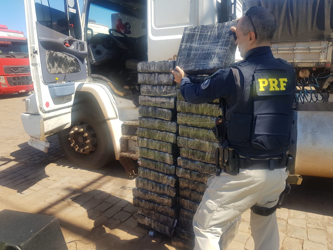 PRF apreende mais de 363 kg de maconha em cabine de caminhão  