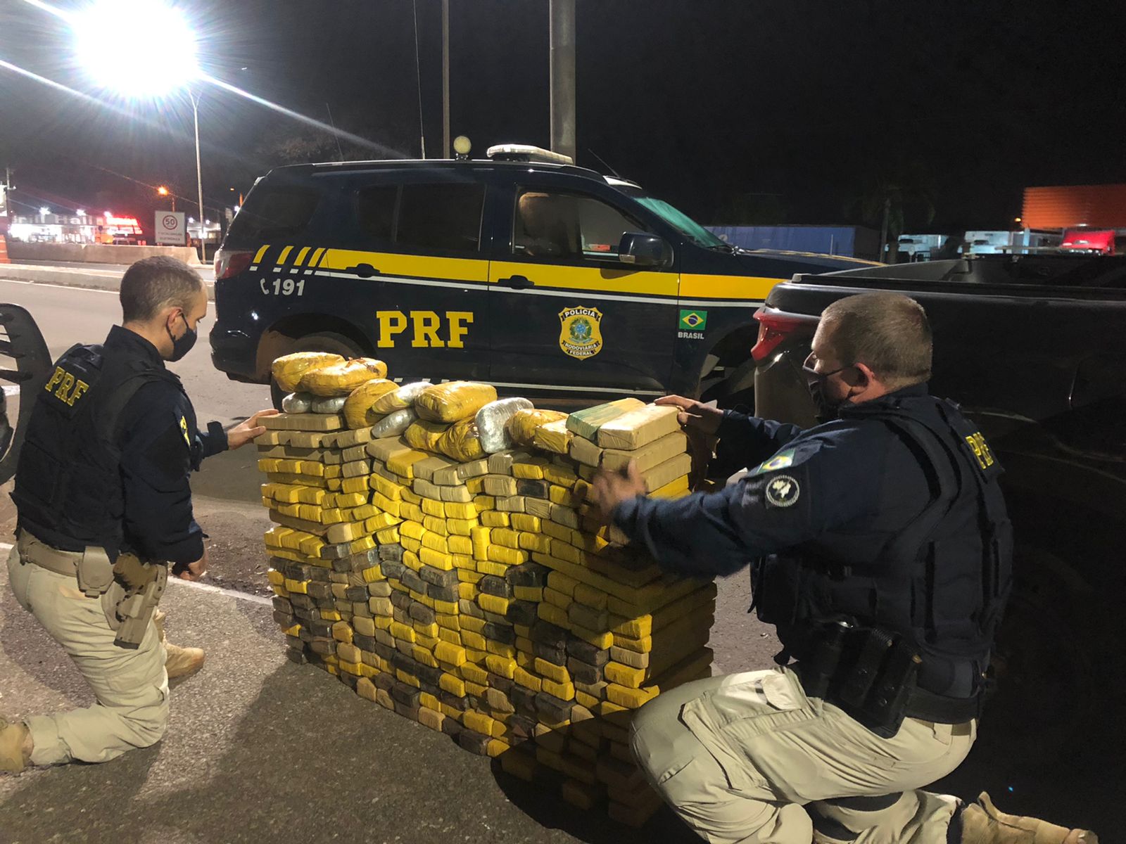 Polícia apreende mais de 350 quilos de maconha e skunk transportadas numa caminhonete clonada