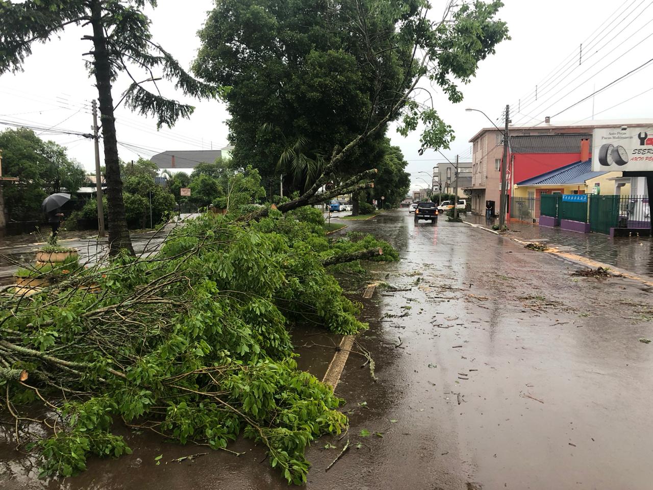 Temporal assusta Lagoa Vermelha e causa novos estragos