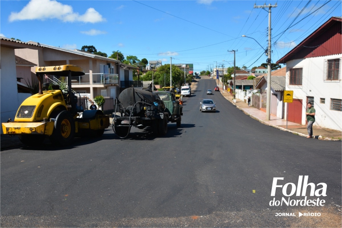 Secretaria de Obras intensifica recapeamento e pavimentação de ruas, melhorando a infraestrutura urbana