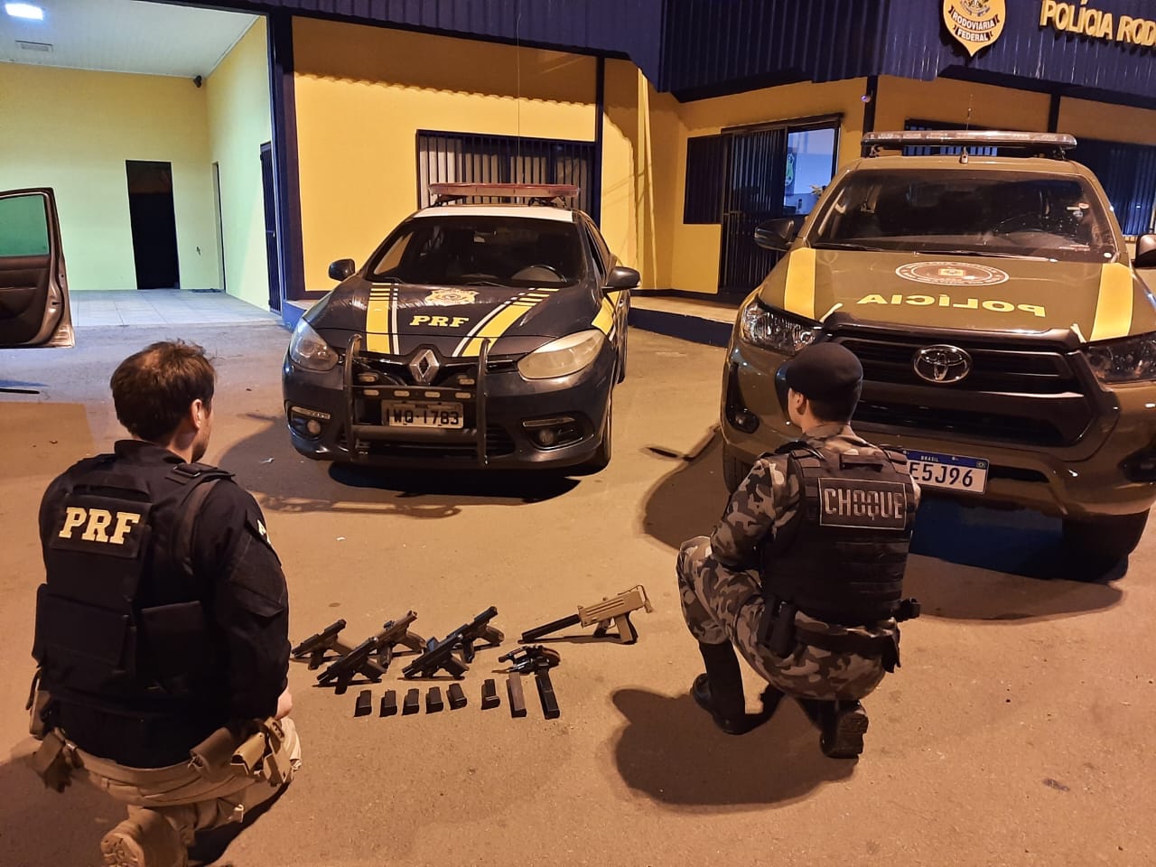 Casal é preso com submetralhadora e pistolas escondidas no painel do carro