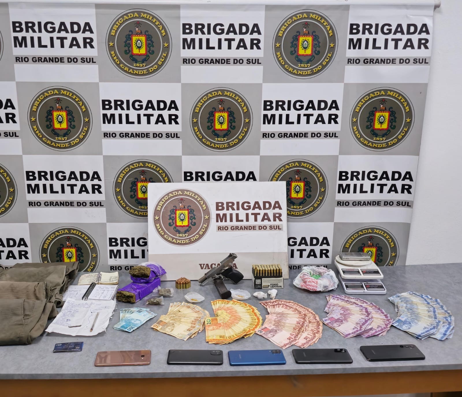 Brigada Militar prende cinco pessoas e apreende armas, drogas e dinheiro em operação