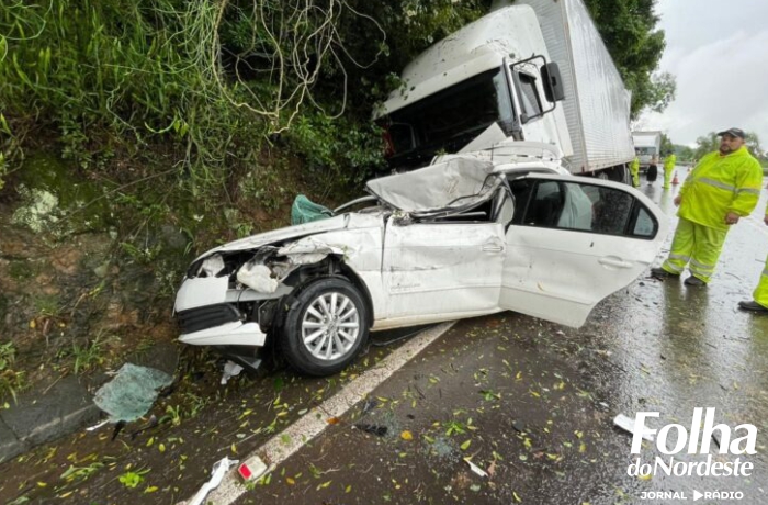 Mulher fica ferida em engavetamento entre caminhões e carro na ERS-122