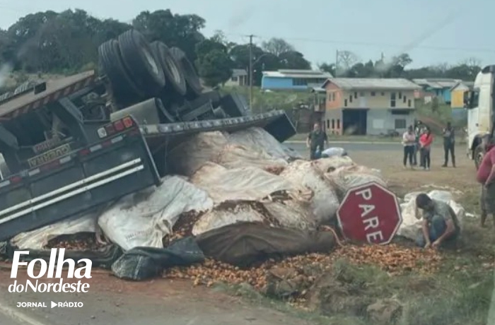 Carreta carregada de batatas tomba no trevo da BR 470 com ERS 343 em Lagoa Vermelha