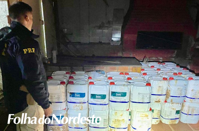 PRF prende dupla com mais de mil litros de agrotóxico contrabandeado 