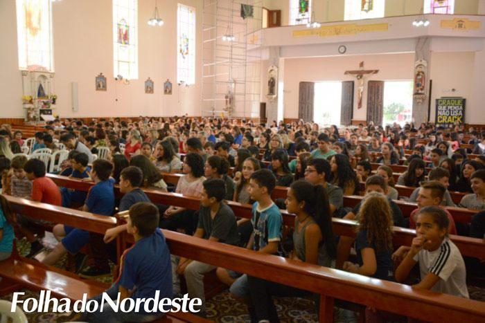 Mais de mil e quinhentos estudantes assistem palestra que alerta sobre o perigo das drogas