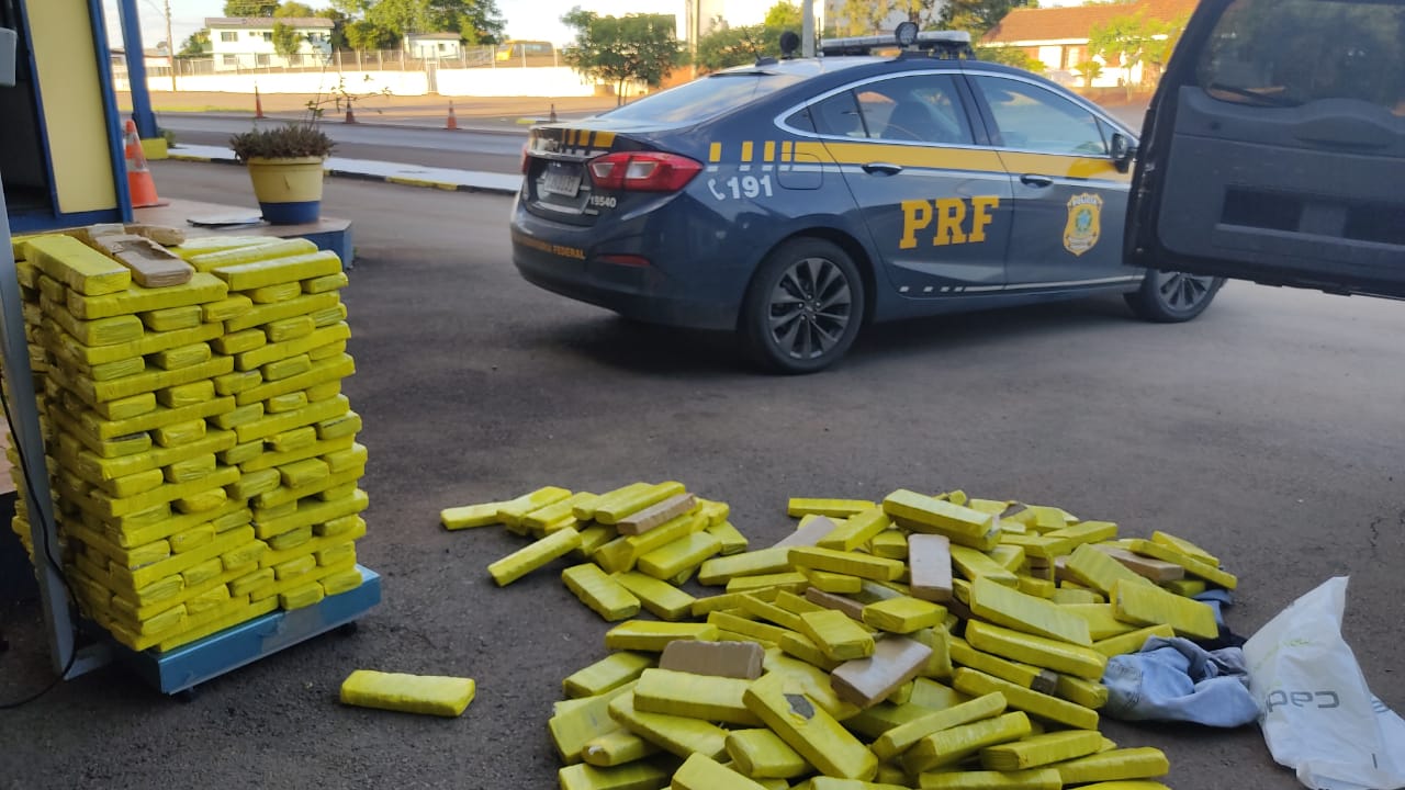 PRF apreende de 230 kg de maconha e prende 4 pessoas após tentativa de fuga