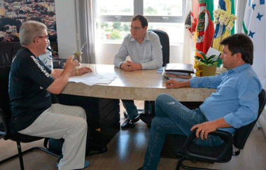 Bonotto assina termo de adesão para retomada do transporte escolar com o Estado