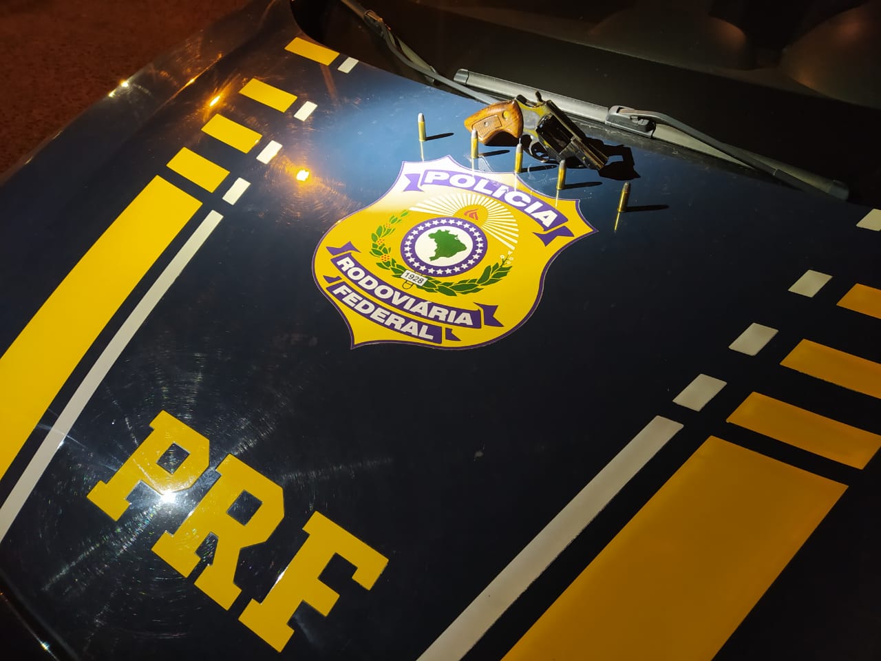 Polícia prende homem armado e recupera veículo em Vacaria