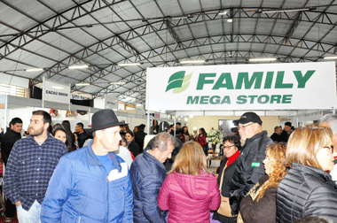 Público lota os estandes da Expolagoa 2018 no domingo