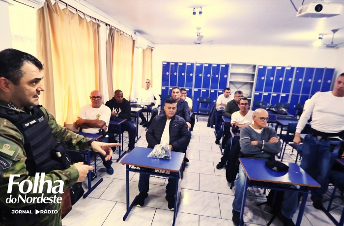 Policiais da reserva passam por treinamento para atuarem na segurança de abrigos