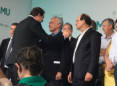 Com a presença do presidenteTemer, Bonotto recebe ambulância para Lagoa