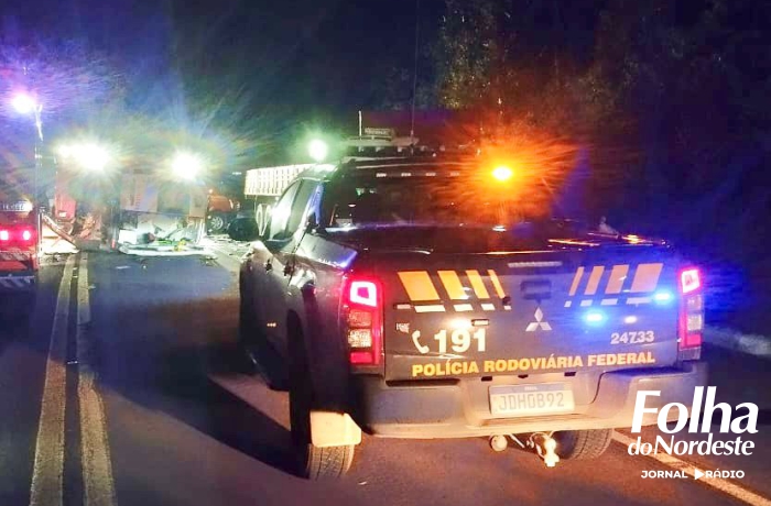 Colisão frontal entre carreta e ambulância deixa um morto na BR-153 em Três Arroios