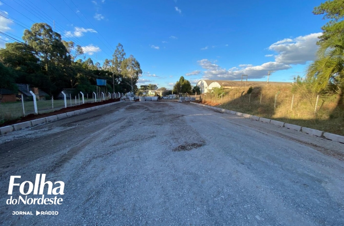 Obras de pavimentação avançam na Rua Valmor Bonotto, no Distrito Industrial 1