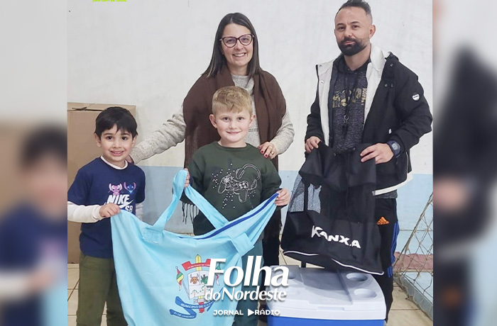 Escolinha de Futsal de Caseiros recebe novos materiais para treinamentos e competições