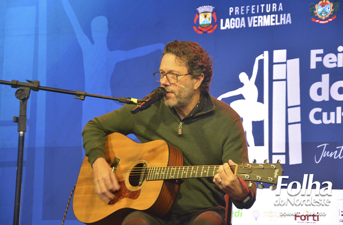Duca Leindecker participa de encontro com estudantes durante a Feira Regional do Livro em Lagoa Vermelha