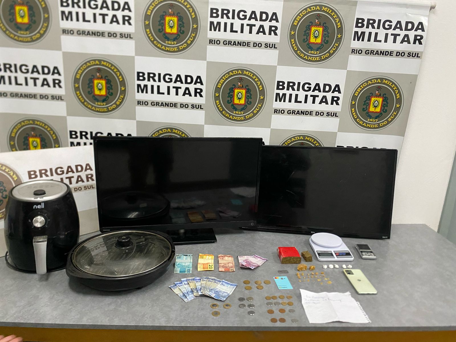 Mulher é presa por tráfico de drogas na região