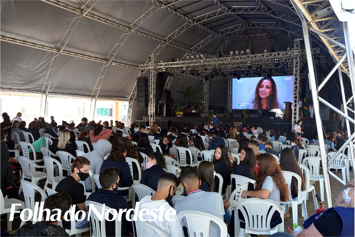 Dos EUA, escritora Aline Endres participou virtualmente da Feira do Livro