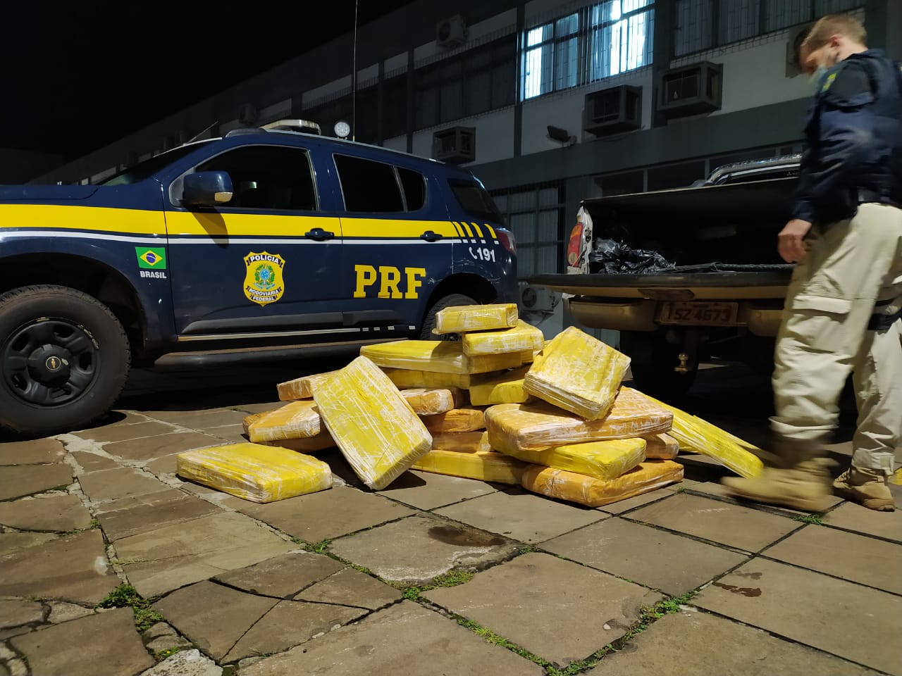 Em Esmeralda,  PRF prende traficante com meia tonelada de maconha em caminhonete furtada
