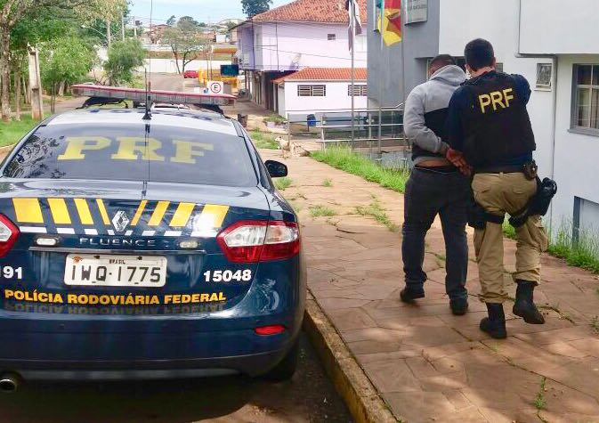 PRF prende homem que furtou armas dentro do Fórum de Lagoa Vermelha