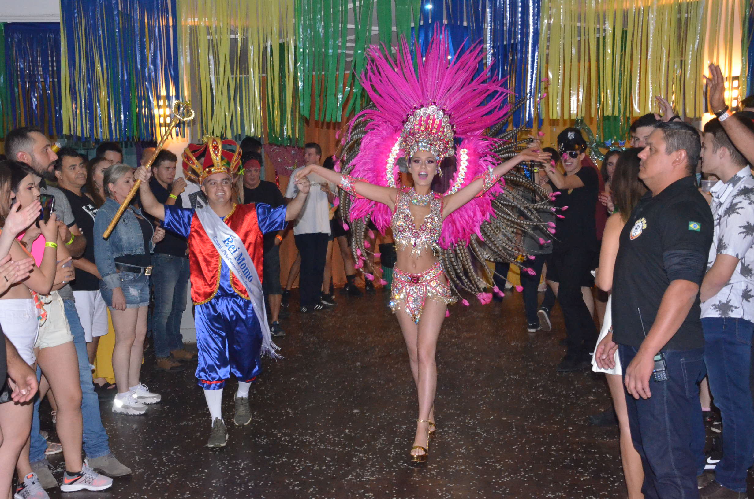 Carnaval no Comercial lota Salão Nobre e foliões fazem a festa 