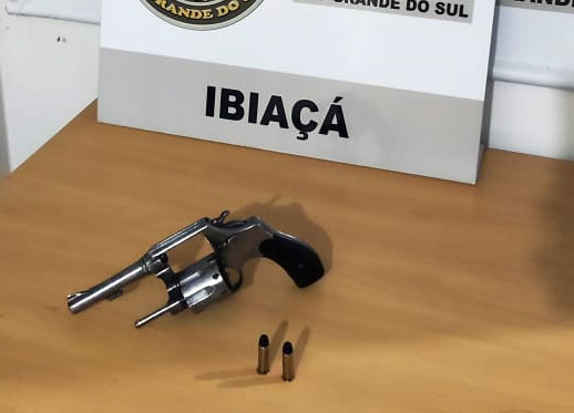 Brigada Militar realiza prisão por porte ilegal de armas em Ibiaçá