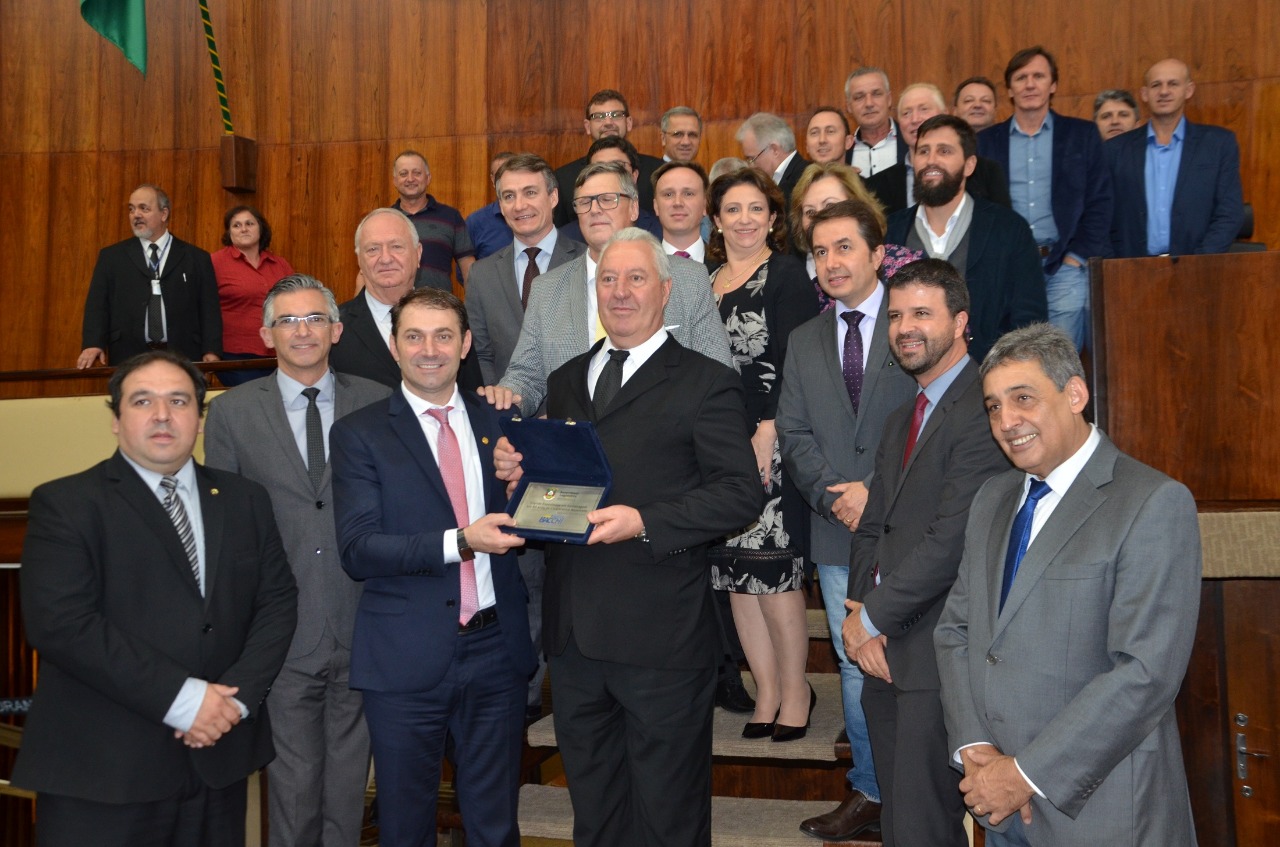 Deputado Paparico Bacchi presta homenagem à Majestade