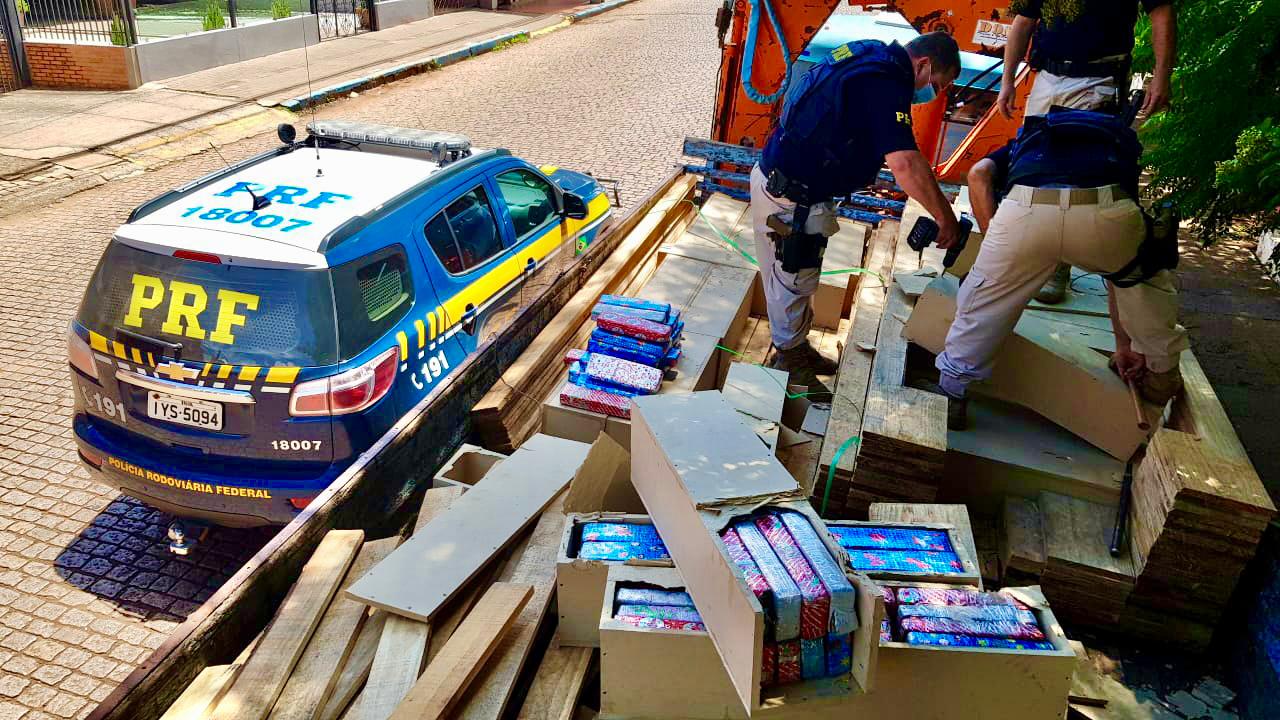 PRF prende traficantes transportando quase uma tonelada de maconha escondida na carga de madeira de um caminhão